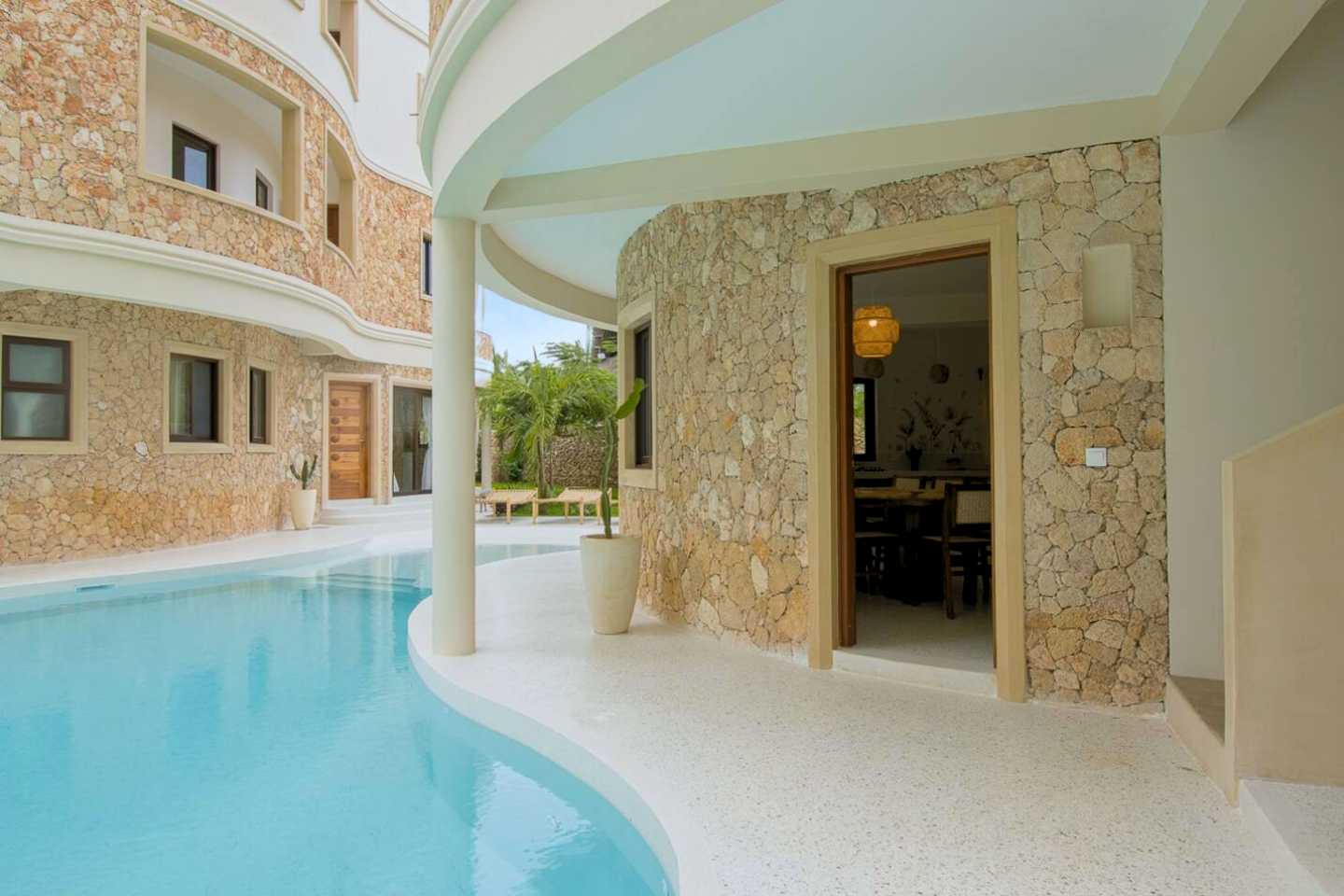 Ingresso appartamento e piscina interna del residence Ghepard Towers a Watamu