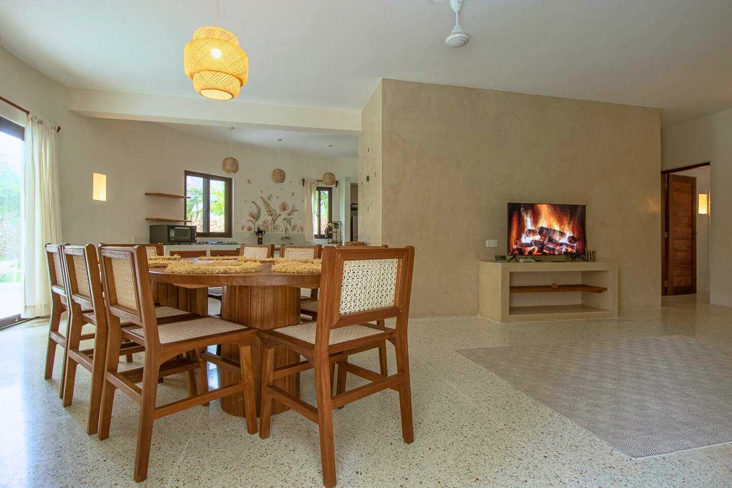Zona living room con divano e sala da pranzo