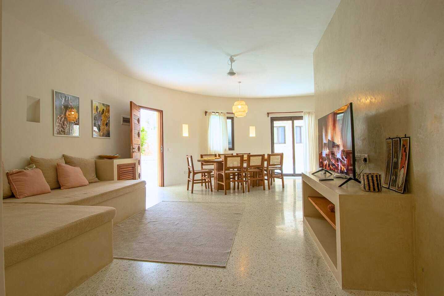 Zona living room con divano e sala da pranzo al Ghepard Towers